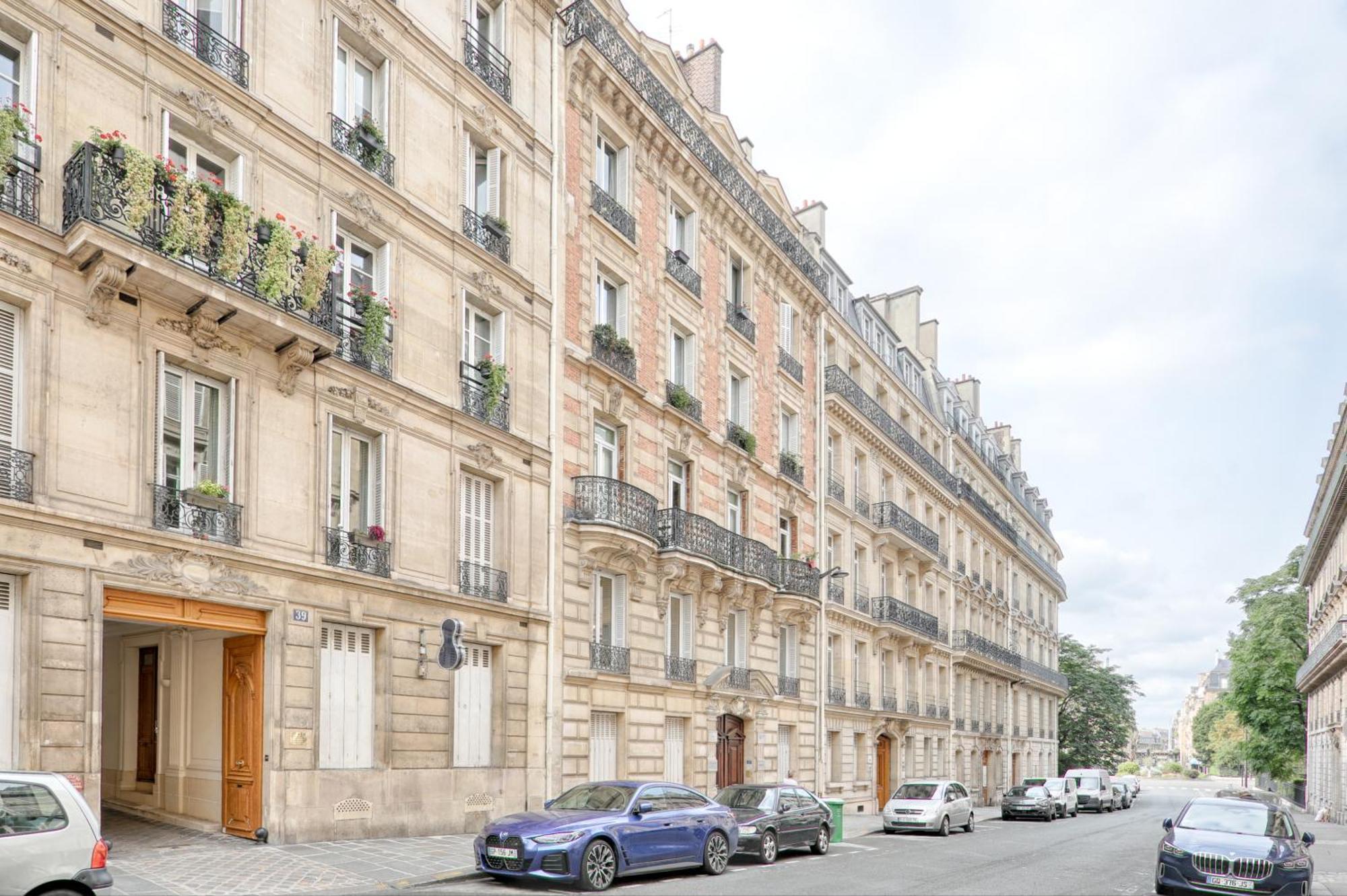 Liege - Saint-lazare, Location Very Appartement Paris