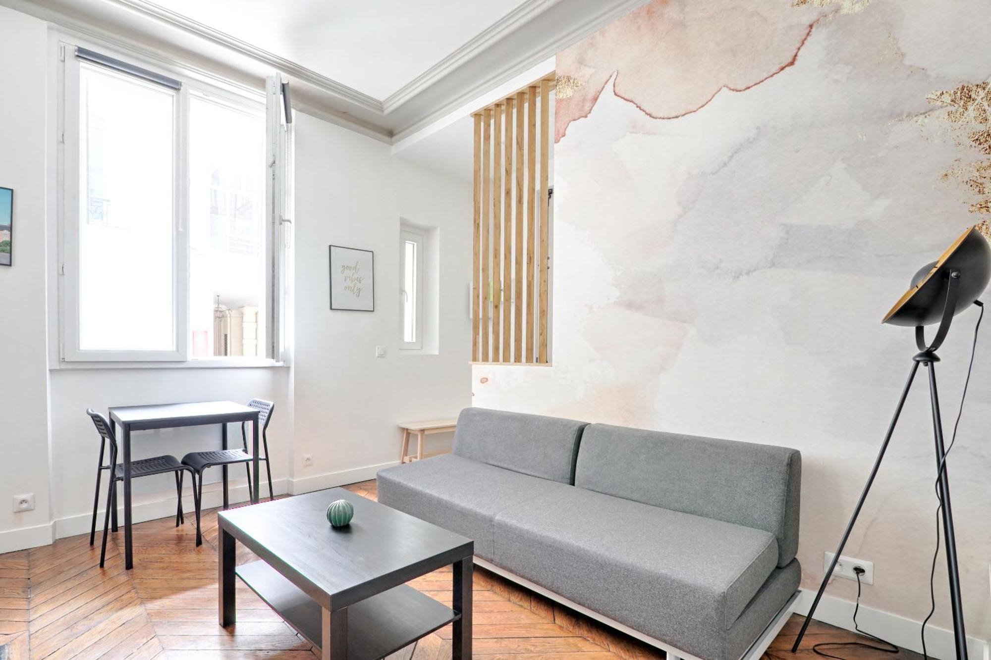 Liege - Saint-lazare, Location Very Appartement Paris